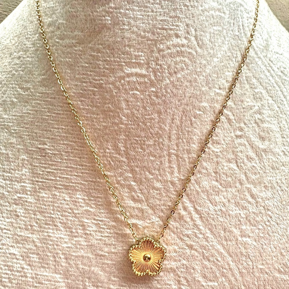 Beautiful Gold Tone Clover Pendant Necklace, NEW!